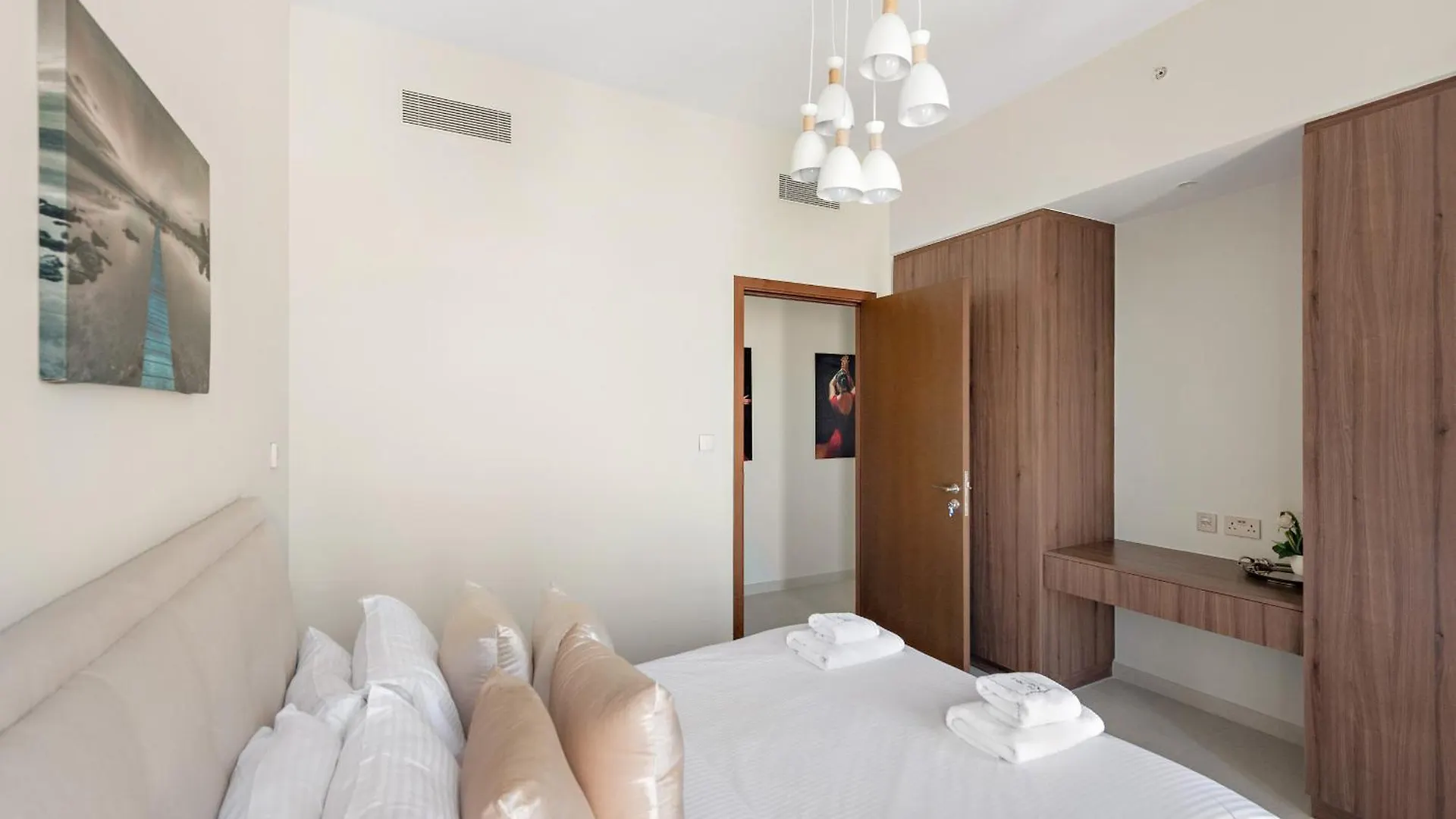 Contemporary 3 Bedroom Plus Guest Room In Vida Creek Beach Dubai