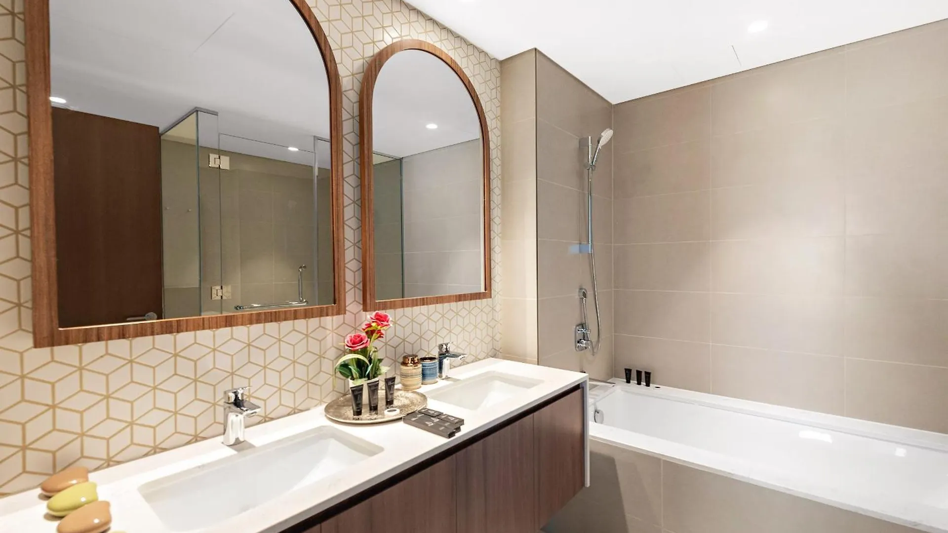 Contemporary 3 Bedroom Plus Guest Room In Vida Creek Beach Dubai