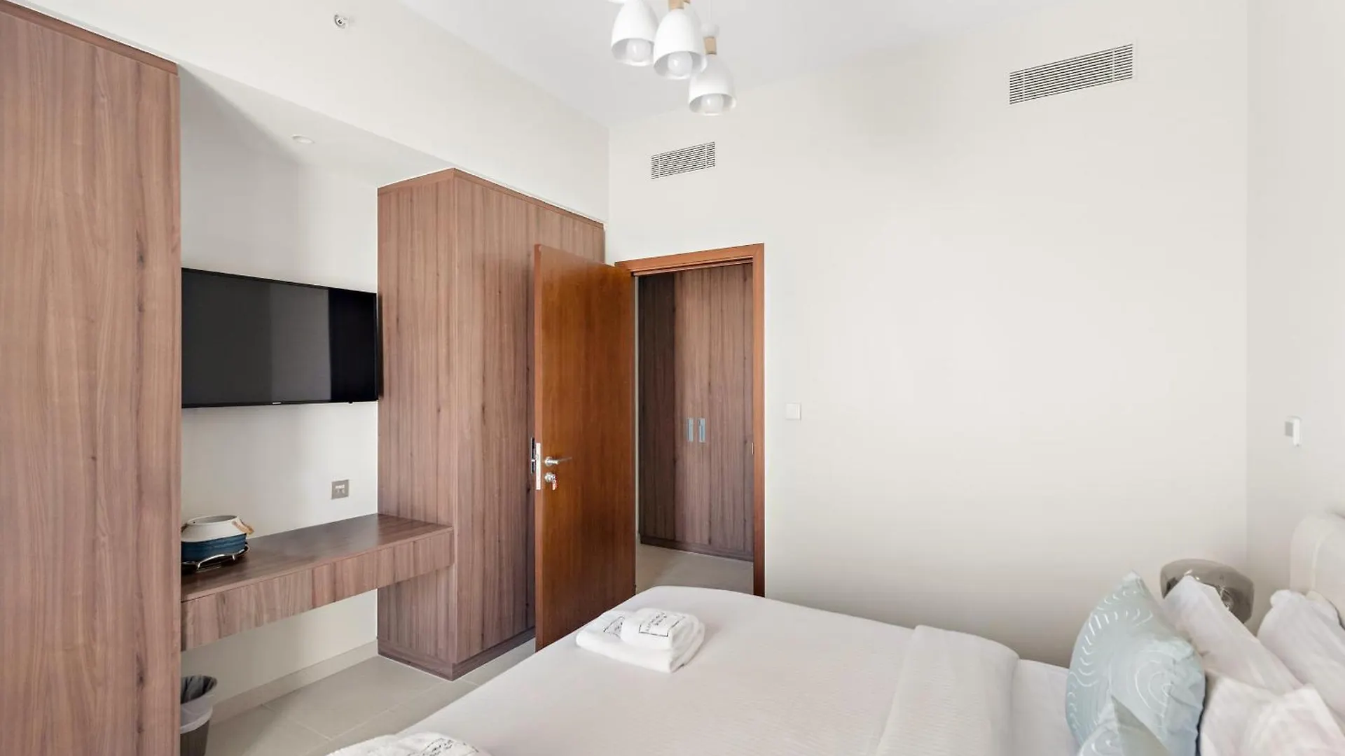 Contemporary 3 Bedroom Plus Guest Room In Vida Creek Beach Dubai