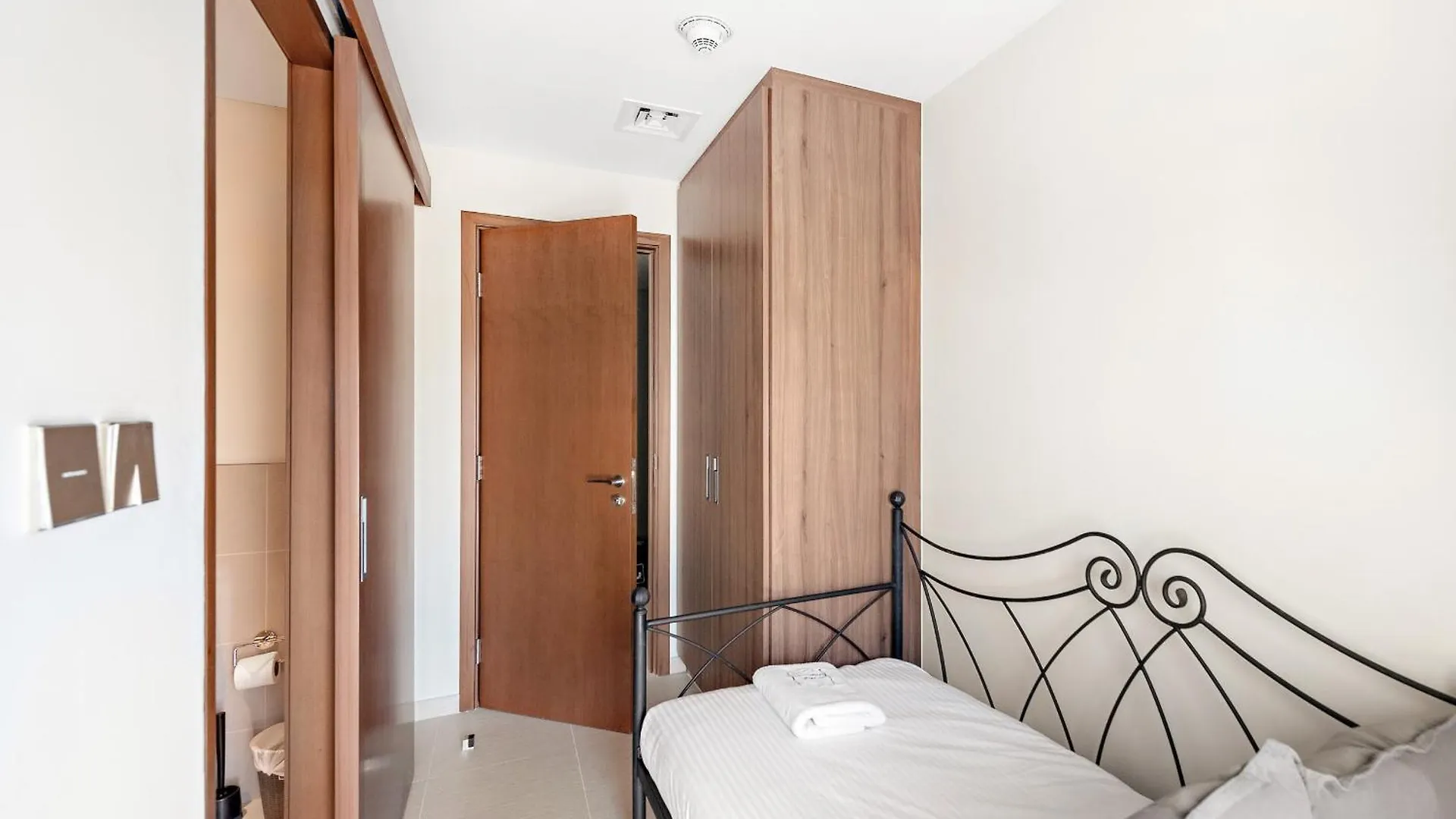 Contemporary 3 Bedroom Plus Guest Room In Vida Creek Beach Dubai 0*,